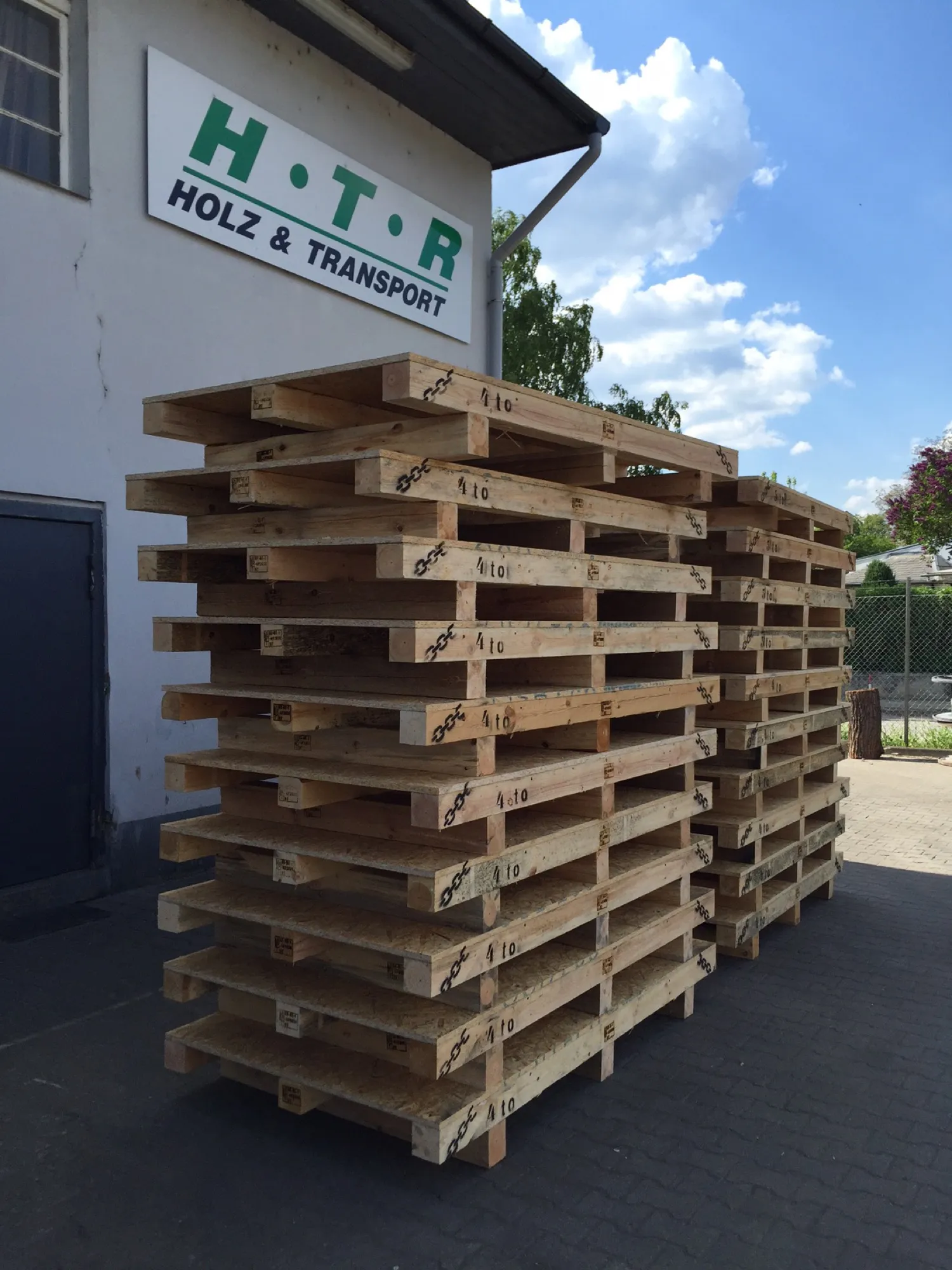 Mitarbeiter der HTR bei der Arbeit im Familienbetrieb