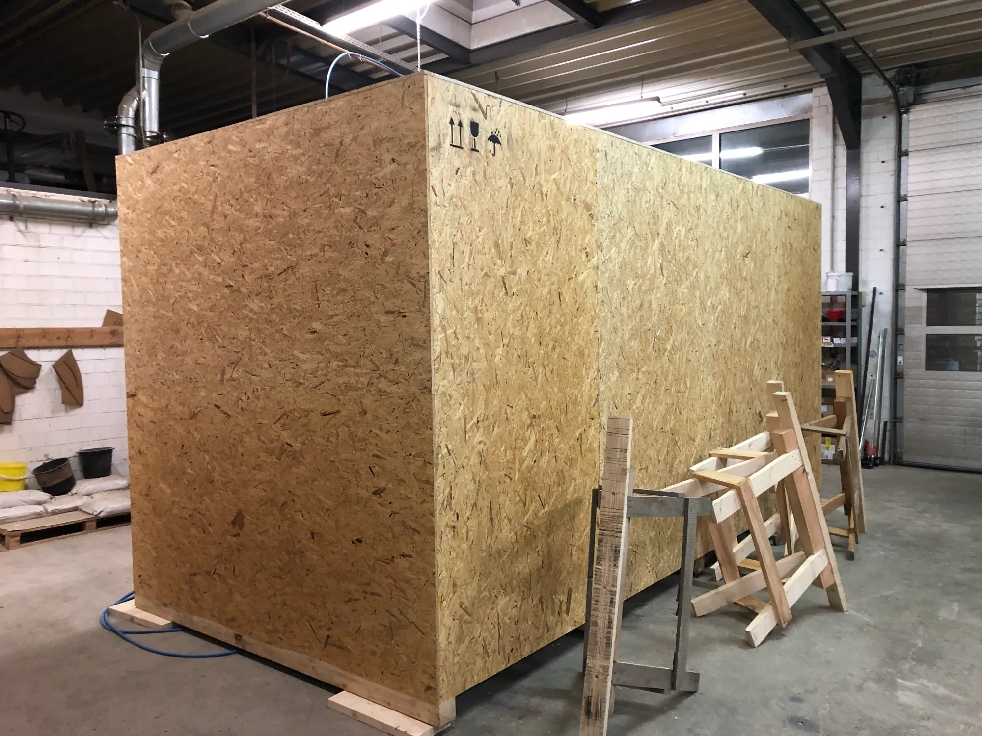 Transportkiste aus Holz in der Werkhalle