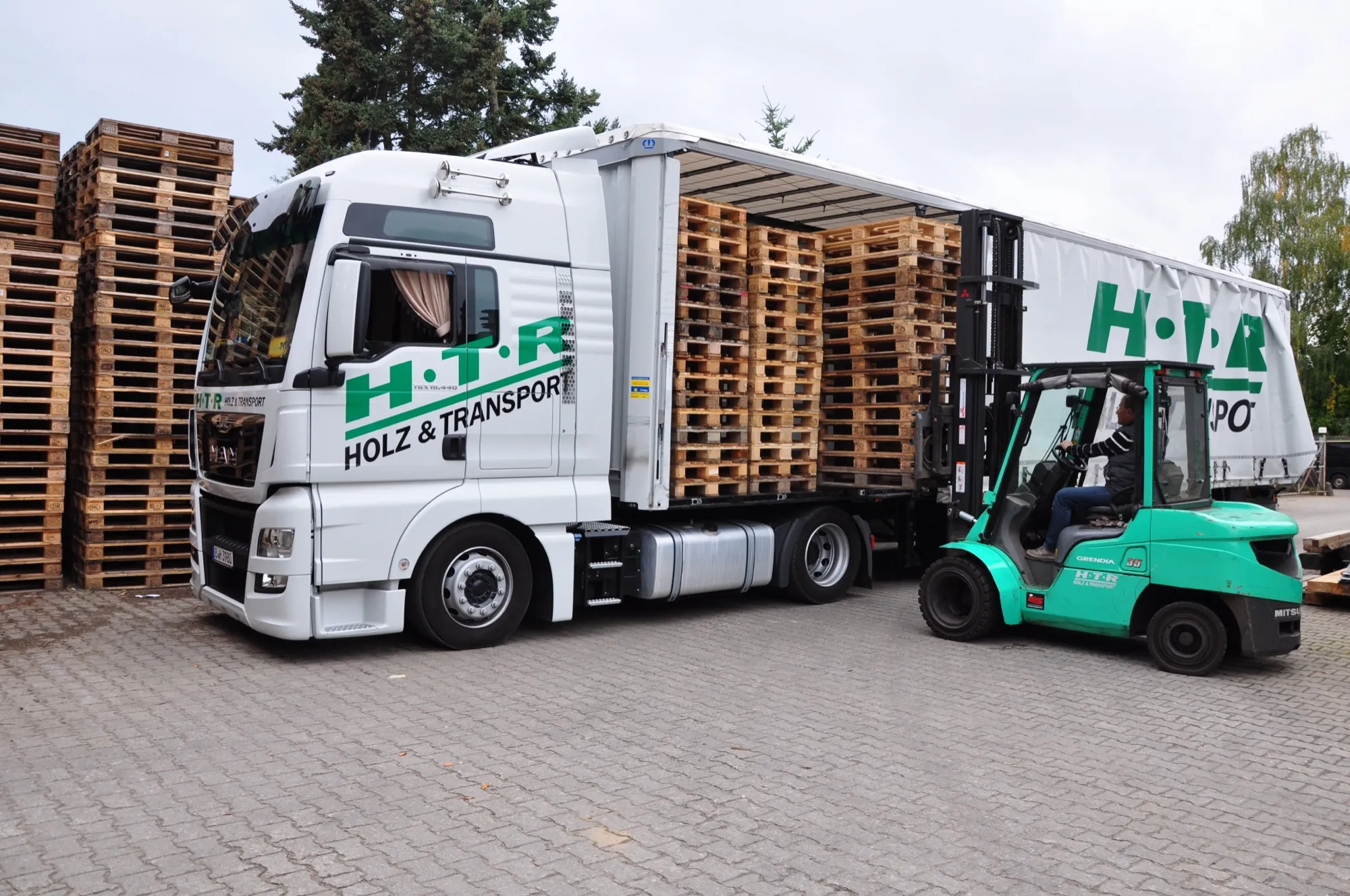 LKW beladen mit Europaletten