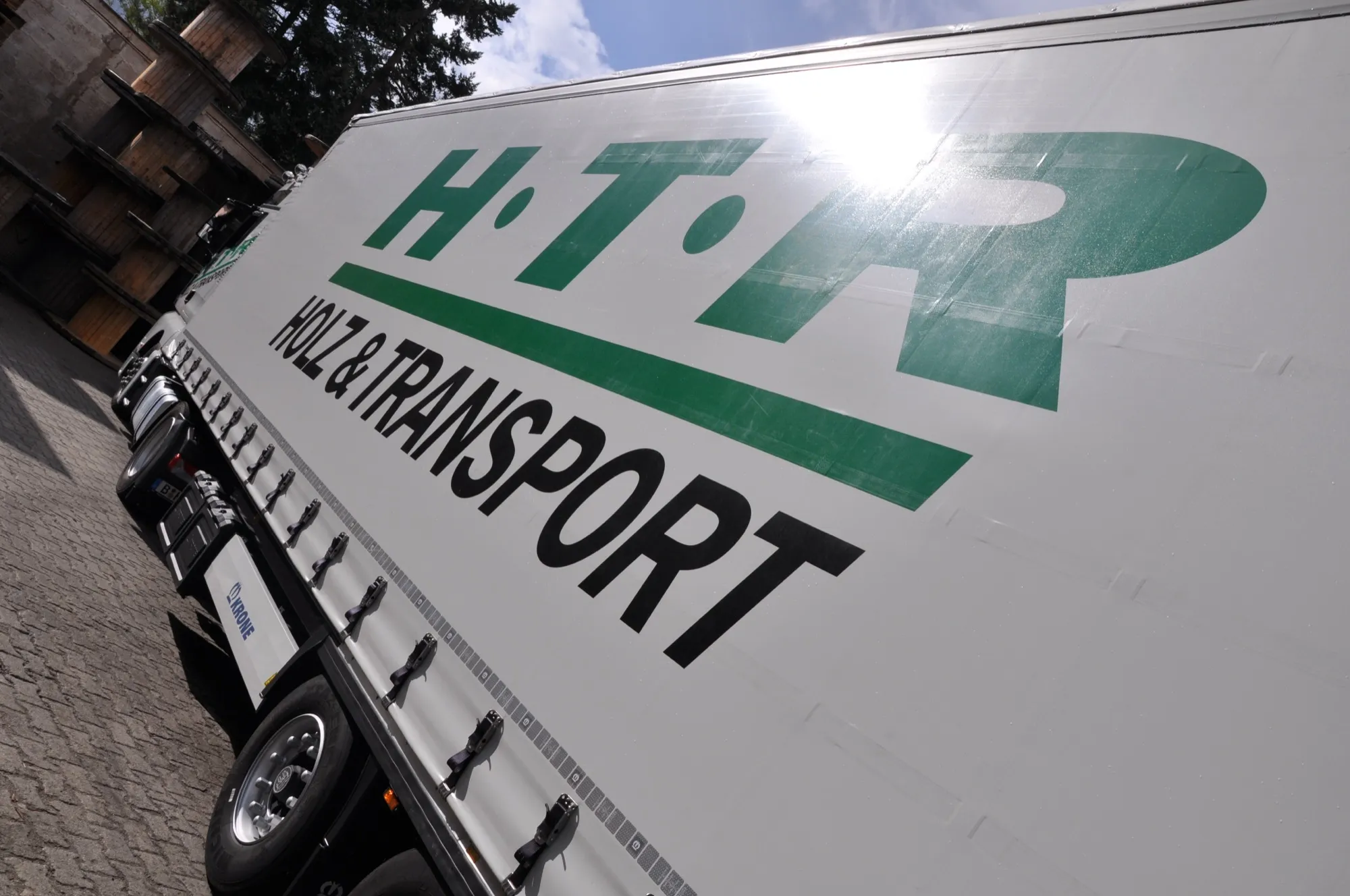 LKW der HTR Holz & Transport GmbH auf der Straße